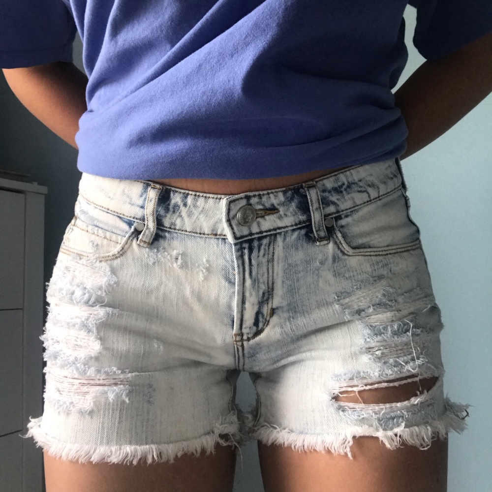 Ripped jean shorts (white)